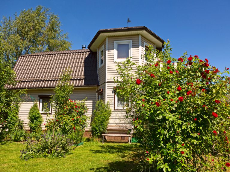 shutterstock_1433331653 home with metal roof and siding